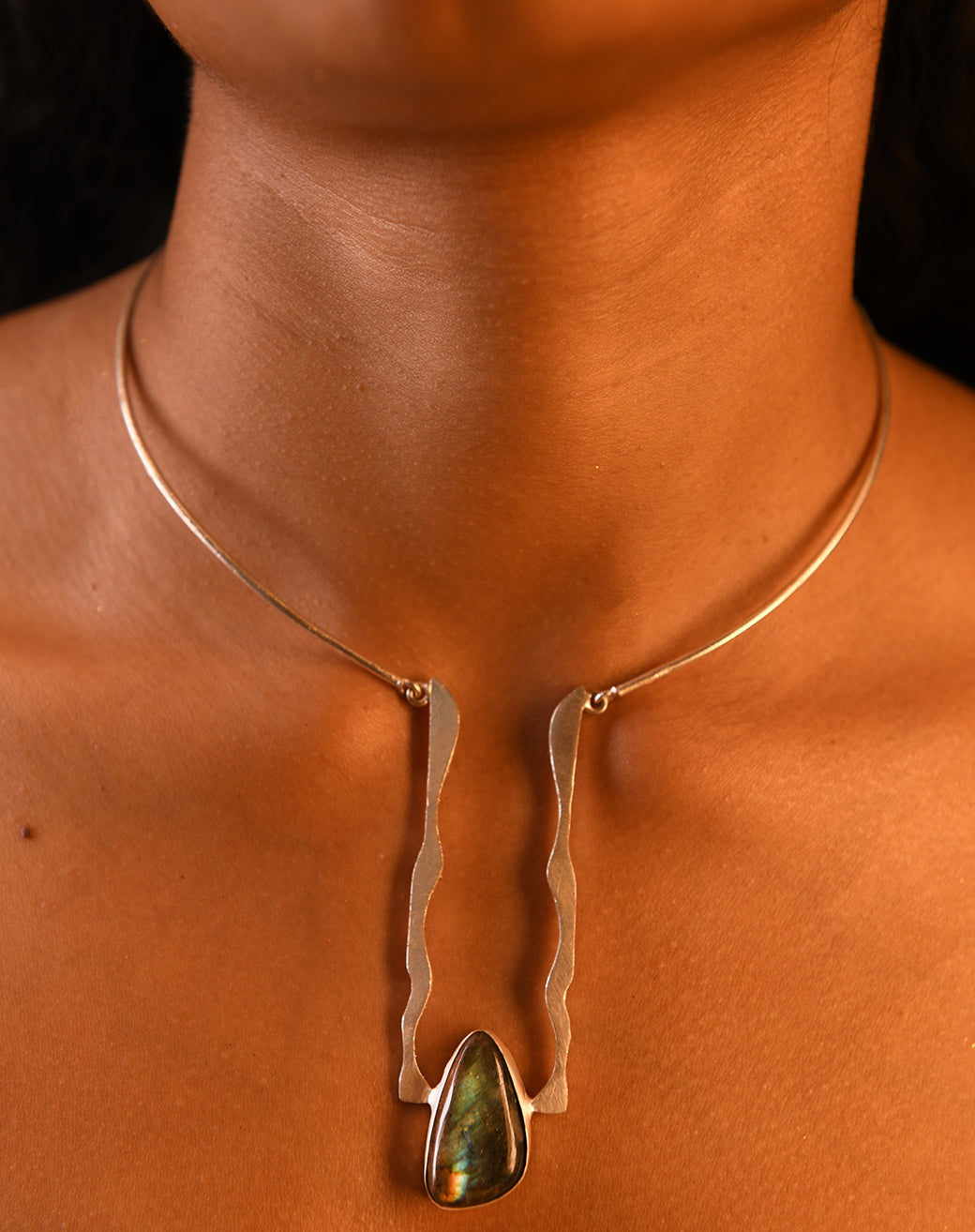 Apotropaic Hasli Neckdrip in Silver with Labradorite Gemstone
