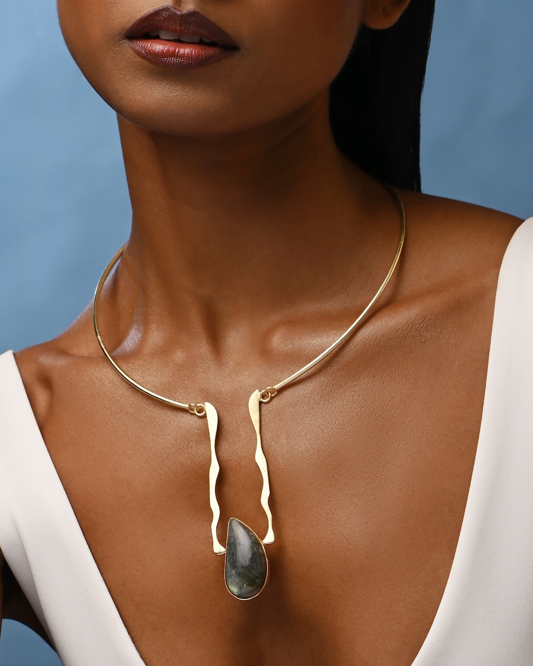 Apotropaic Neckdrip in Gold with Labradorite Drop Pendant